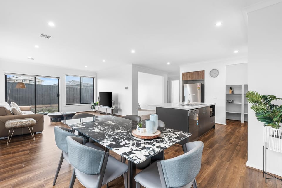 Bright & Roomy 5BR Clyde North Home Villa in Melbourne