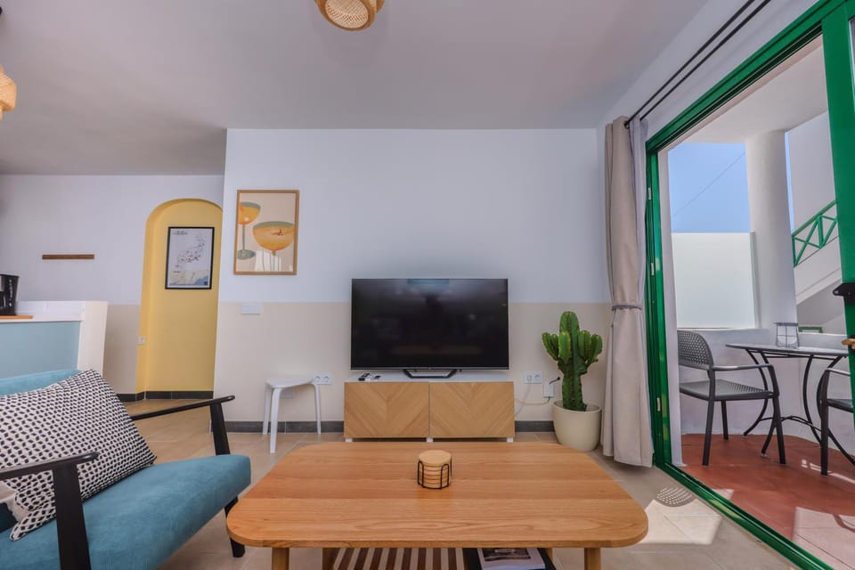 TV and multimedia, Living room, Seating area, Evening entertainment