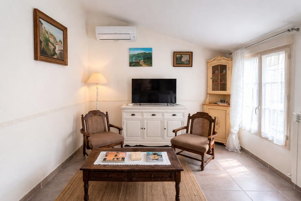 TV and multimedia, Living room, Seating area, Evening entertainment, air conditioner