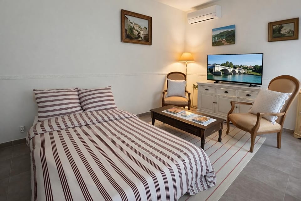 Bed, Living room