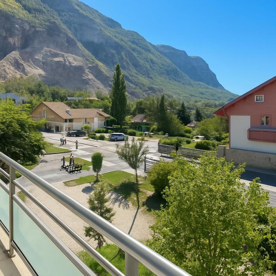 Comfortable and bright bedroom, Apartment in Canton of Geneva