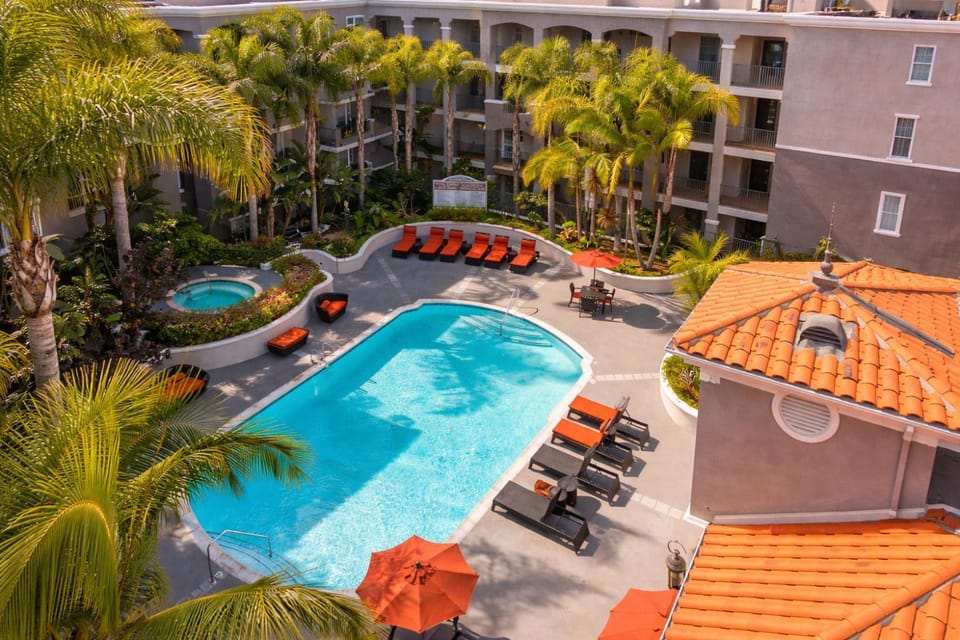 Property building, Patio, Communal lounge/ TV room, Spring, Day, Garden, View (from property/room), Balcony/Terrace, Evening entertainment, Garden view, Pool view, Swimming pool, sunbed