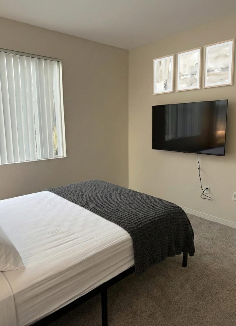 Bed, TV and multimedia, Evening entertainment, Bedroom