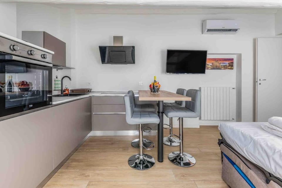 heated HYDROMASSAGE POOL Central Station1' View Apartment in Milan