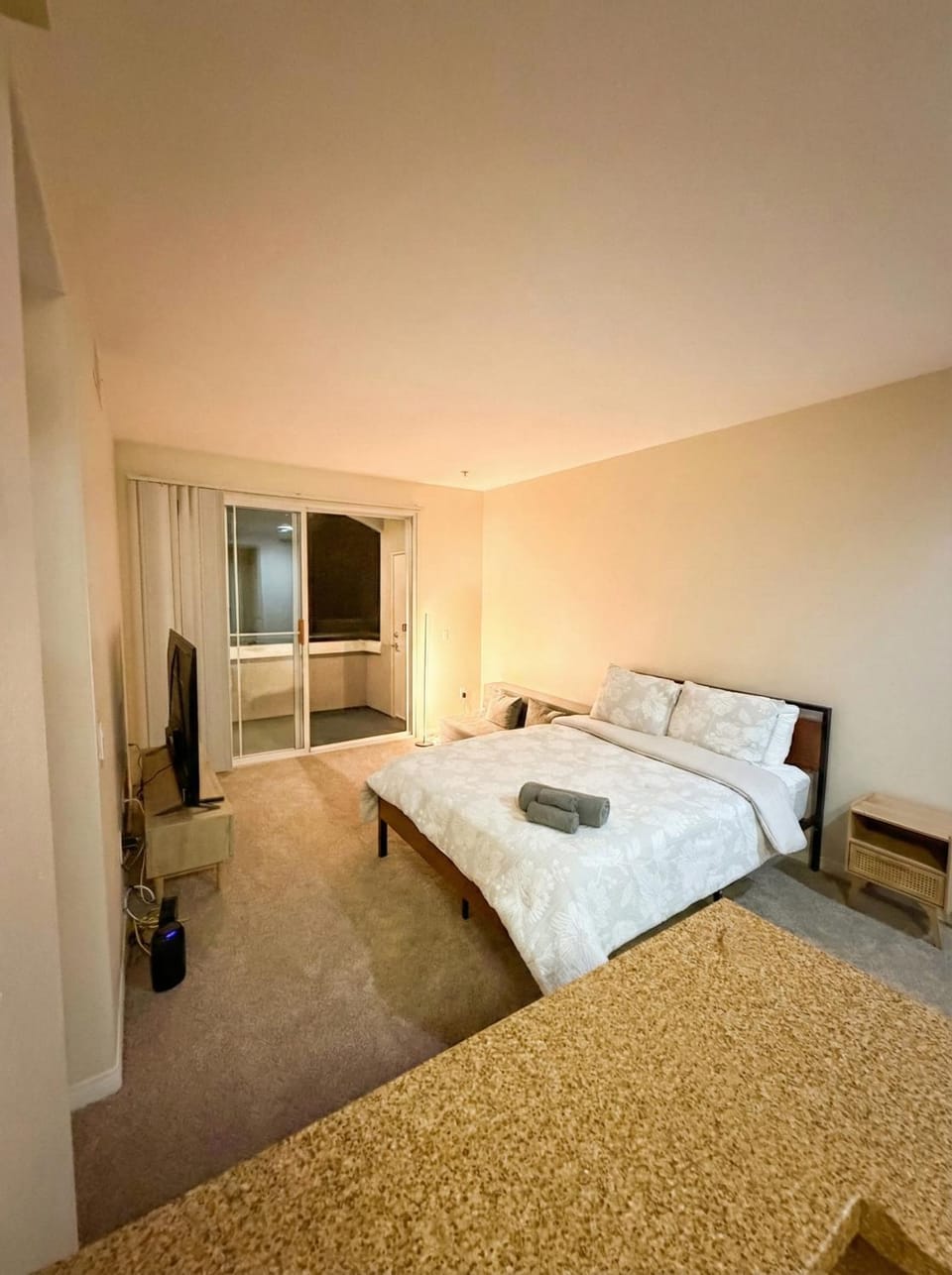 Bed, Living room, Seating area, towels