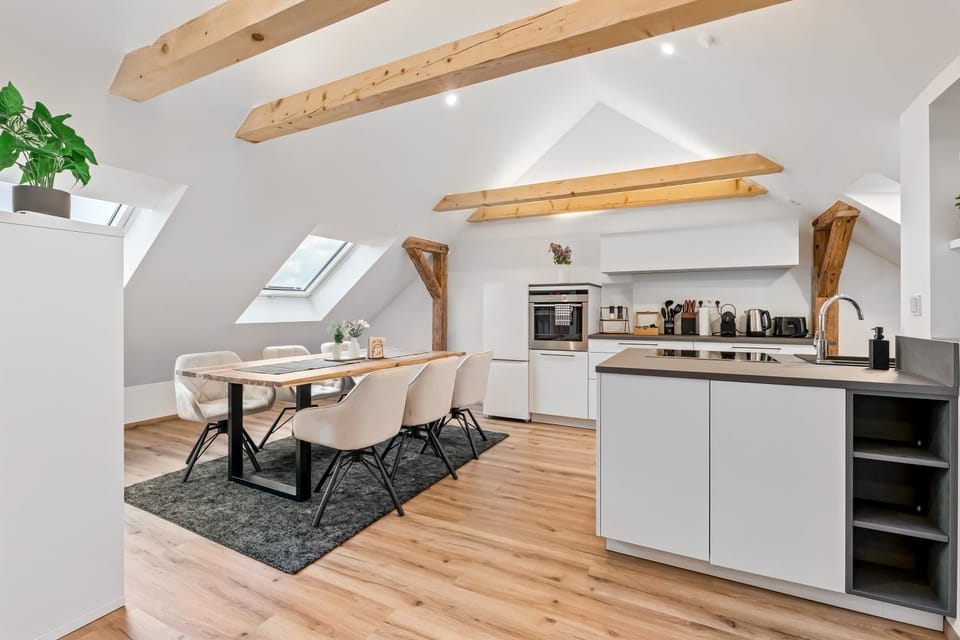 Coffee/tea facilities, Kitchen or kitchenette, Dining area, stove