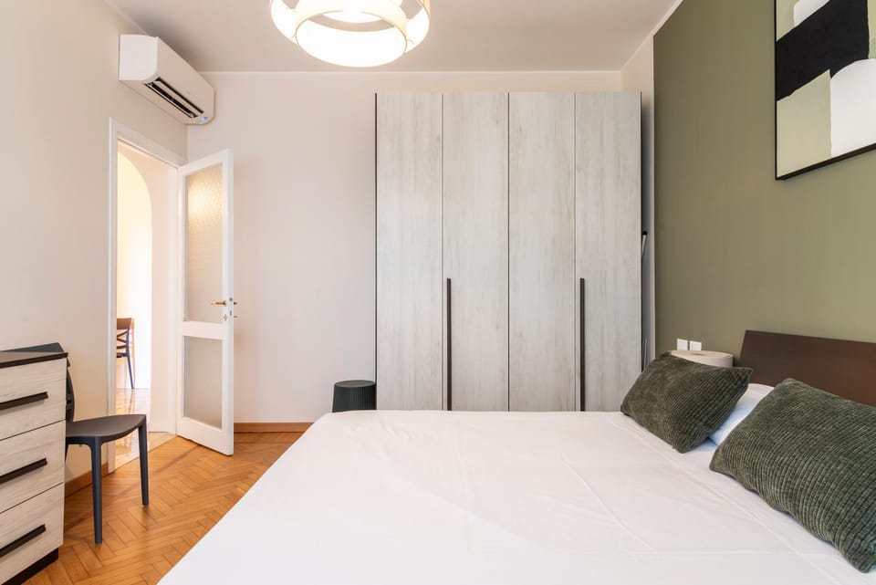 Bedroom, wardrobe, air conditioner