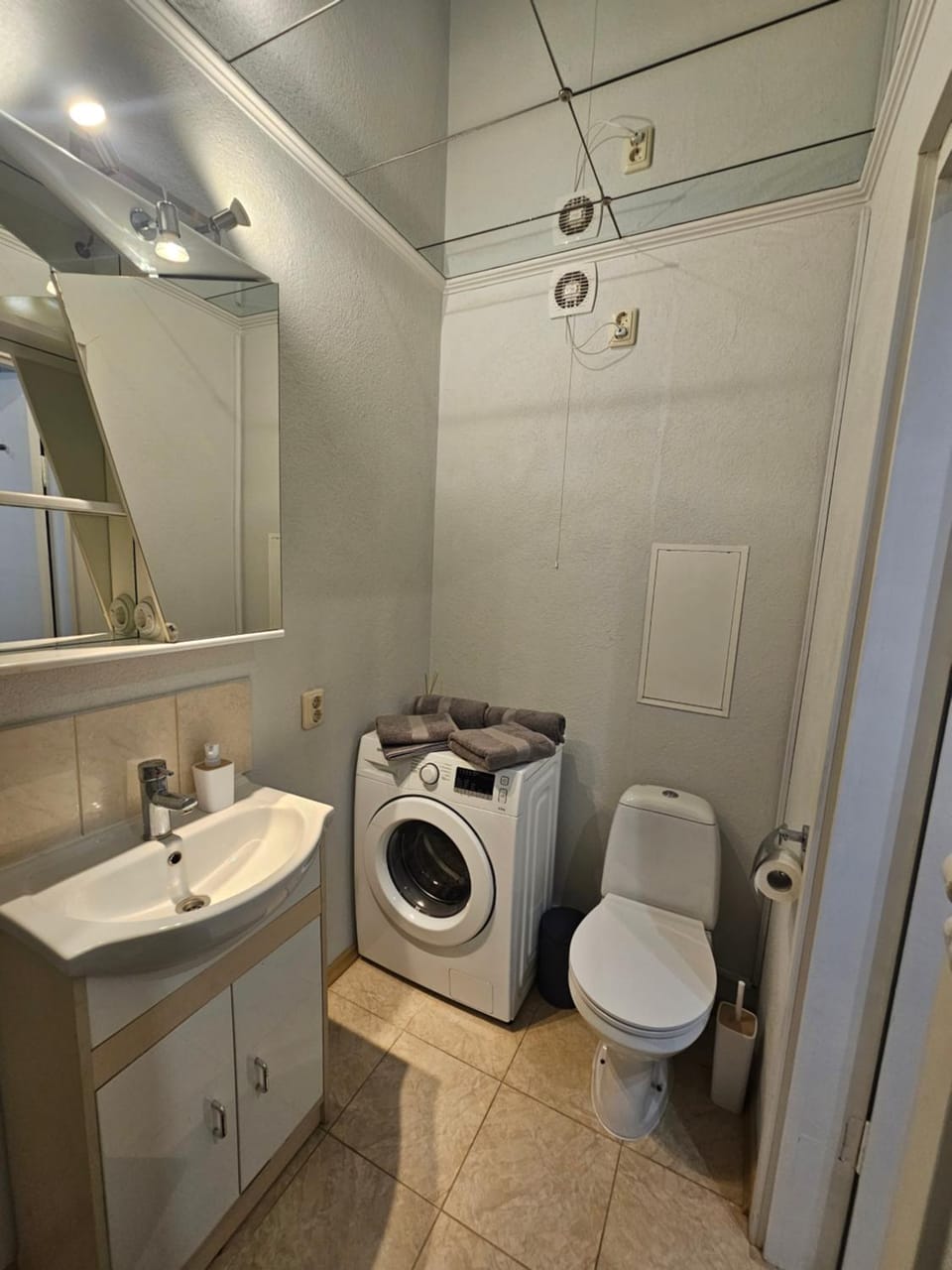 Shower, Toilet, towels, washing machine