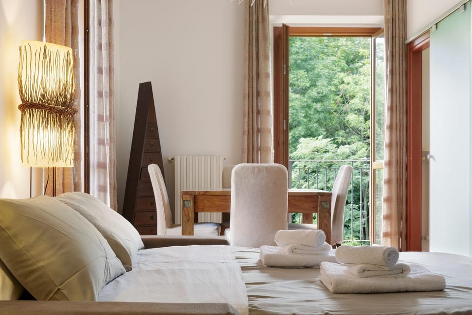 Bed, Living room, Photo of the whole room, Seating area, Bedroom, towels