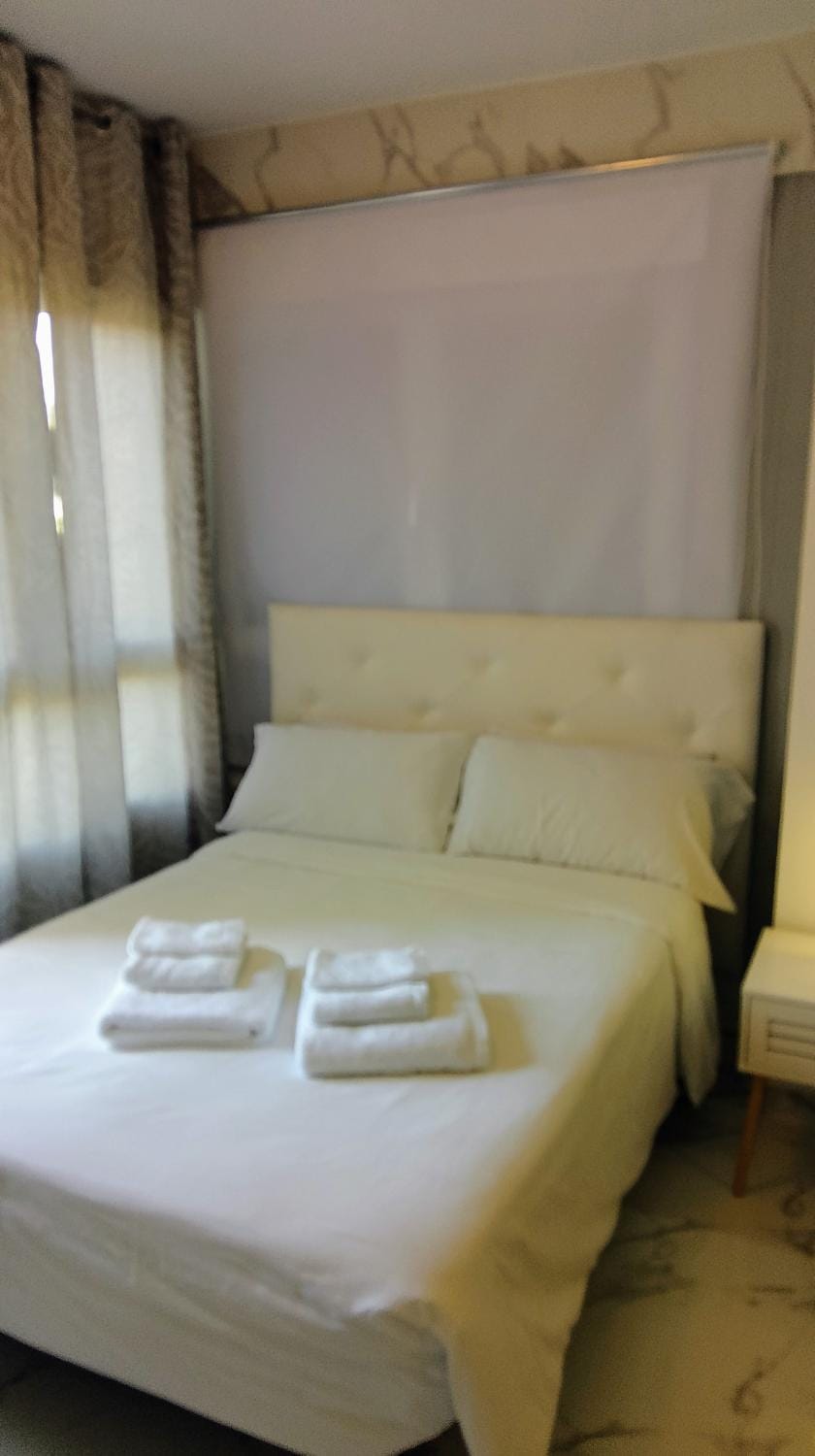Bed, towels