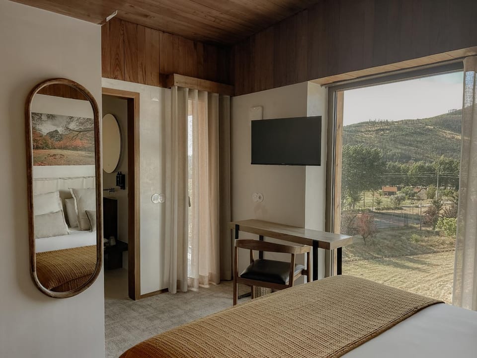 Bed, Natural landscape, TV and multimedia, Photo of the whole room, Bedroom, Mountain view