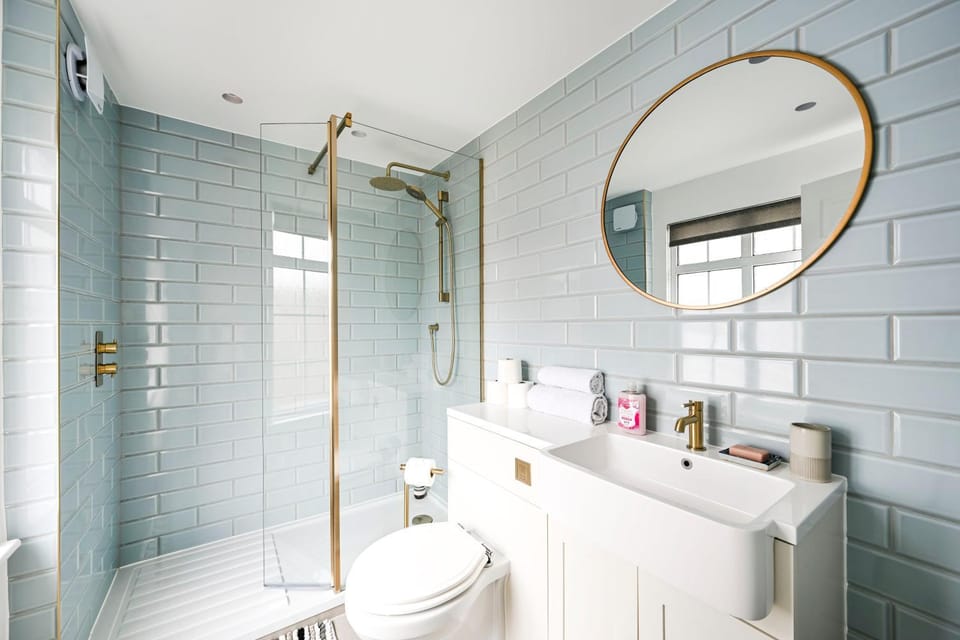 Shower, Toilet, Bath, towels