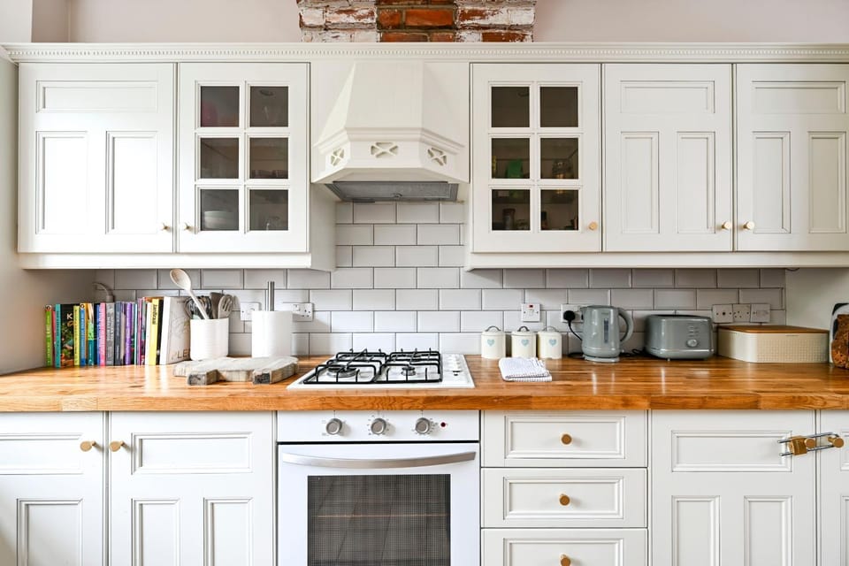 Coffee/tea facilities, Kitchen or kitchenette, stove, toaster