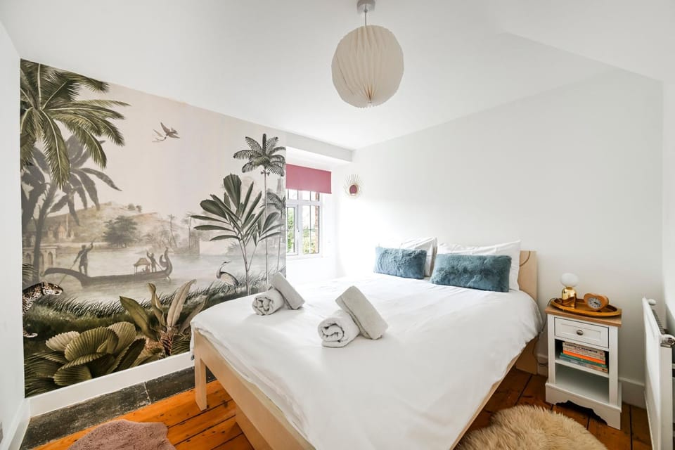 Bed, Photo of the whole room, Bedroom, towels