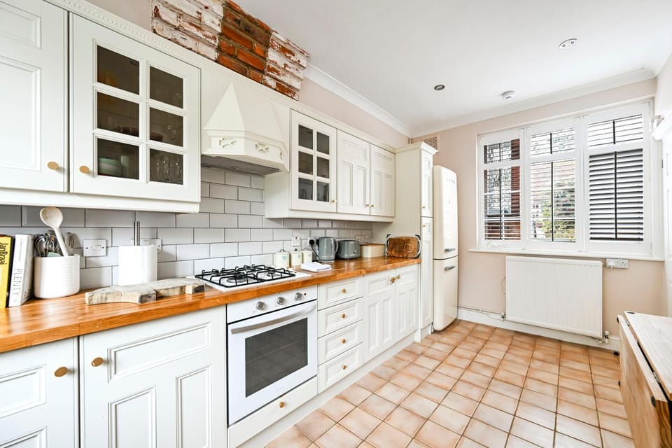 Coffee/tea facilities, Kitchen or kitchenette, stove