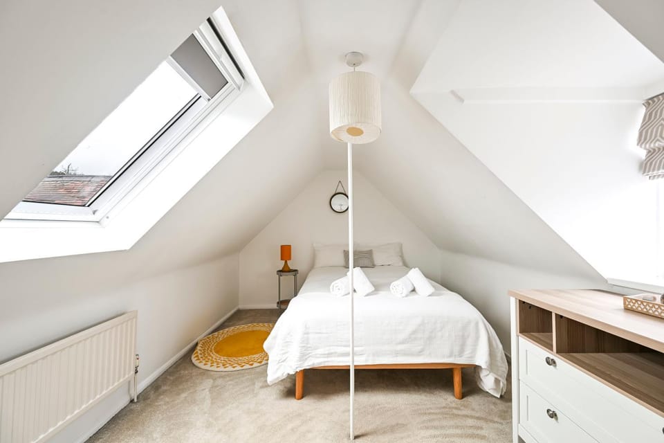 Bed, Photo of the whole room, Bedroom, hair dresser, internet, towels