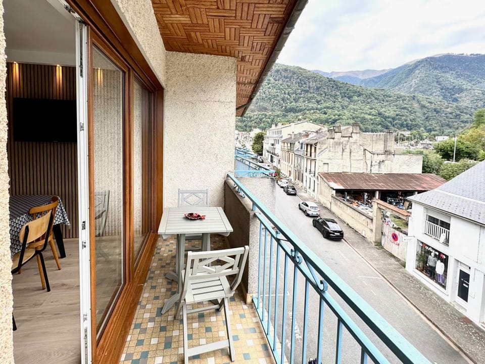 Property building, Balcony/Terrace, Balcony/Terrace