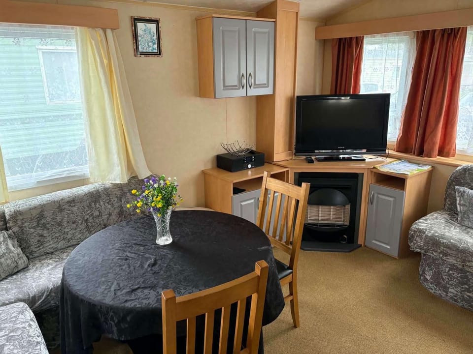 3 Bed Caravan - Sleeps 8 - Pets - Garden - Parking House in England