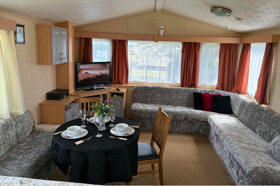 3 Bed Caravan - Sleeps 8 - Pets - Garden - Parking House in England