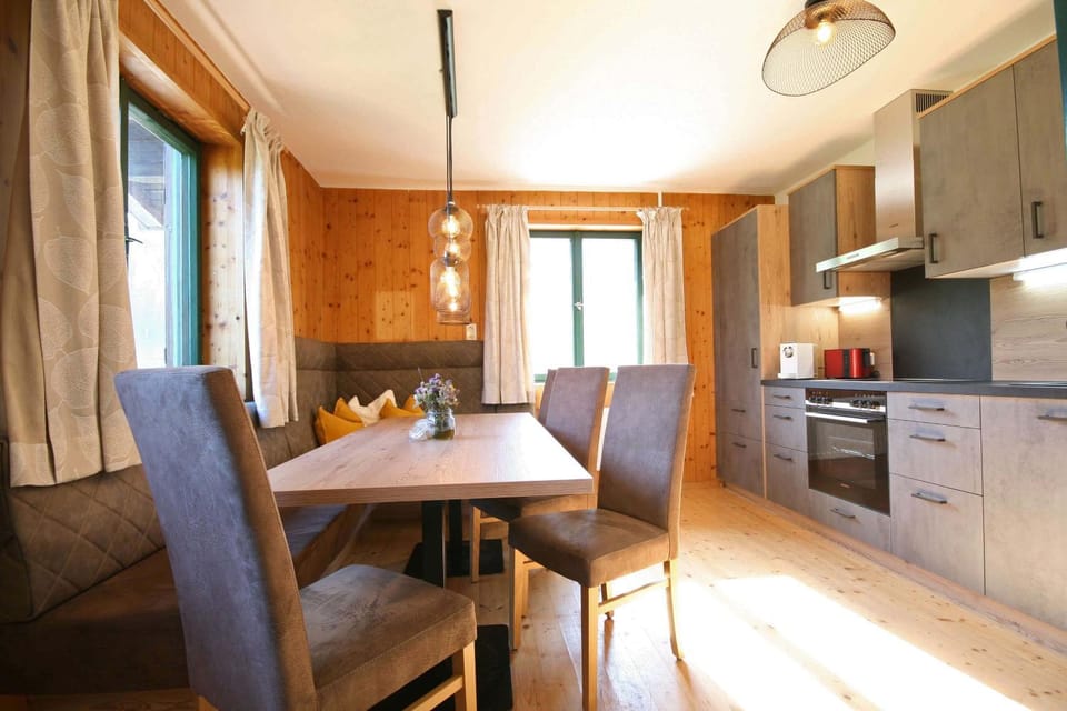 Kitchen or kitchenette, Living room, Seating area, Dining area, oven, pet friendly, stove