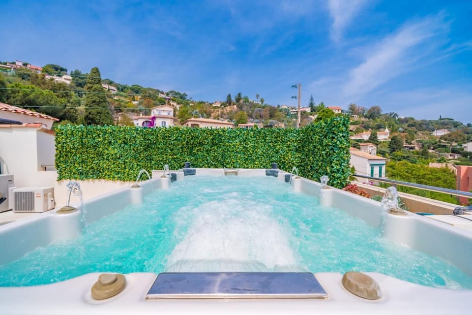 Stunning villa with sea view in Vallauris Villa in Antibes