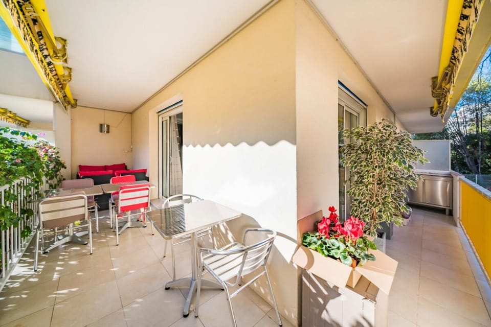 Bright 2 bedroom close to the centre of Cannes Apartment in Cannes