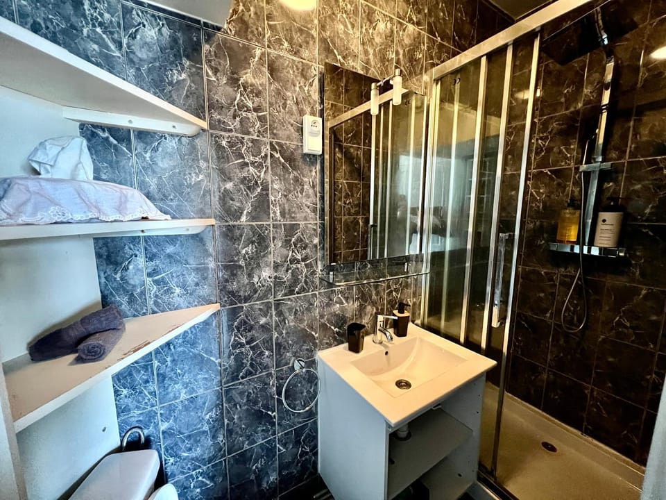 Shower, Bathroom, towels