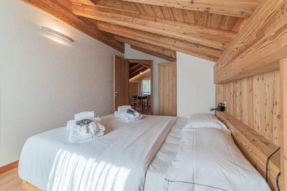 Bed, Bedroom, towels, wardrobe