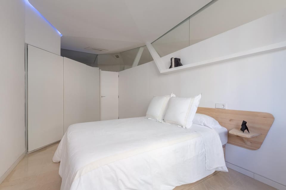 Bed, Photo of the whole room, Bedroom, heating, towels, wardrobe, air conditioner