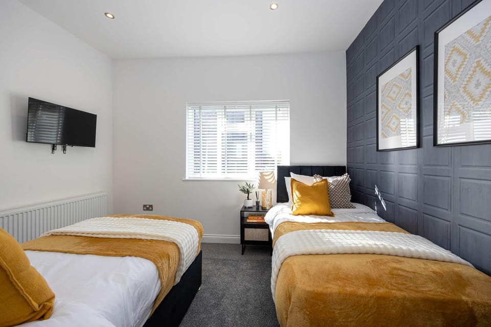Bed, TV and multimedia, Bedroom