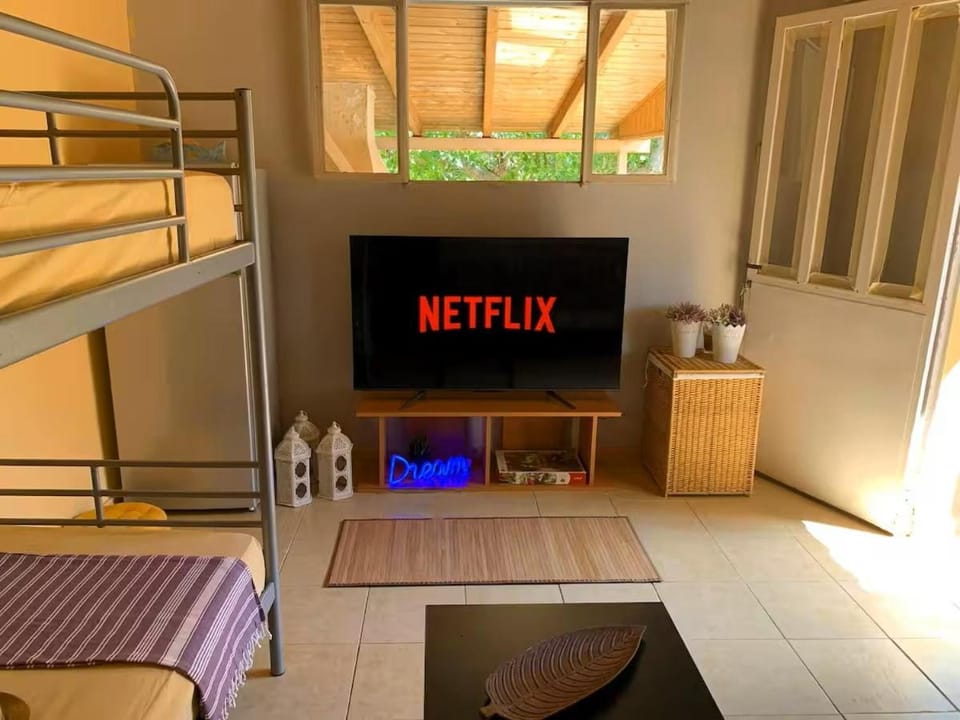 Bed, TV and multimedia, Photo of the whole room, Bedroom