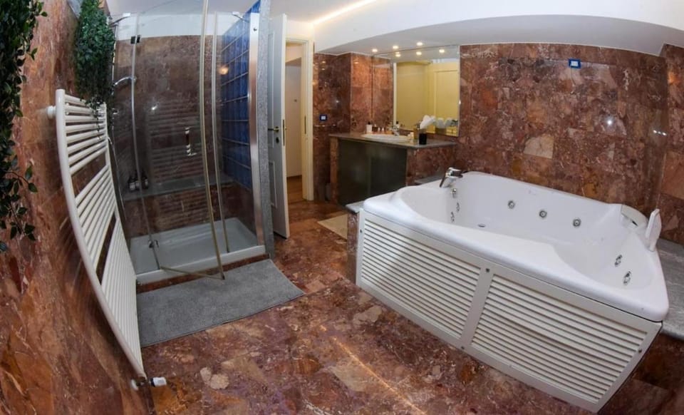 Shower, Hot Tub, Hot Tub, Bathroom