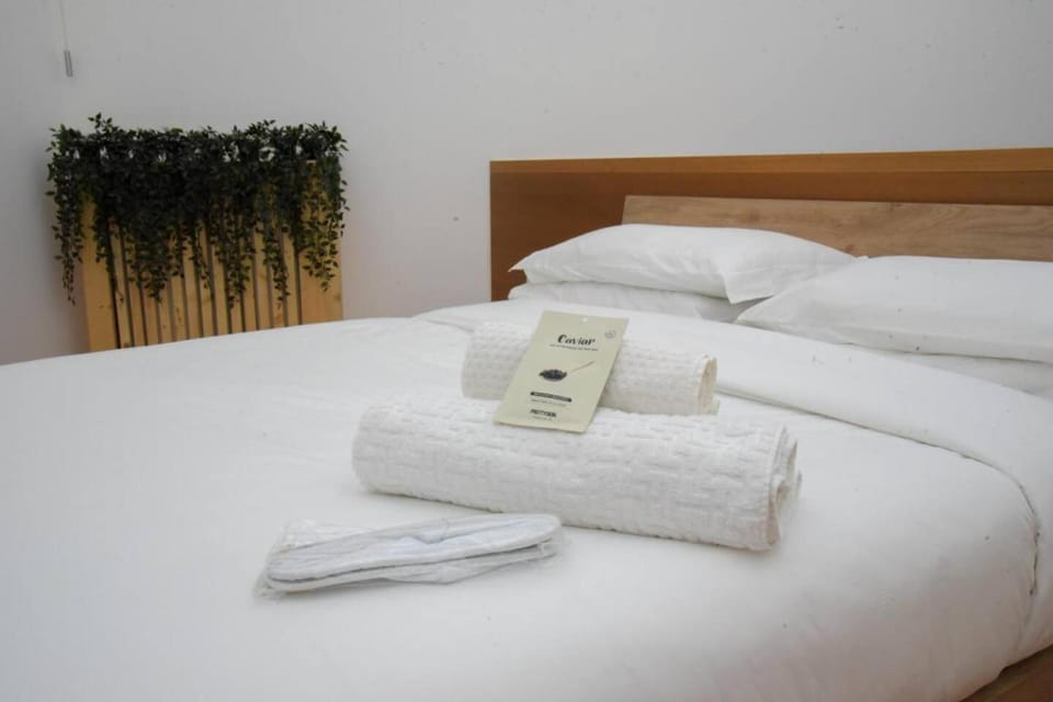 Bed, Bedroom, towels