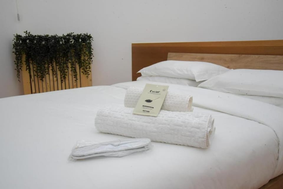 Bed, Bedroom, towels