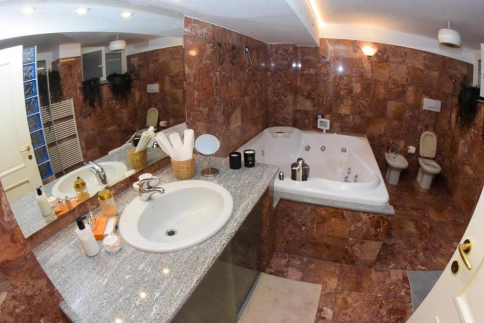 Shower, Hot Tub, Bathroom, Bath