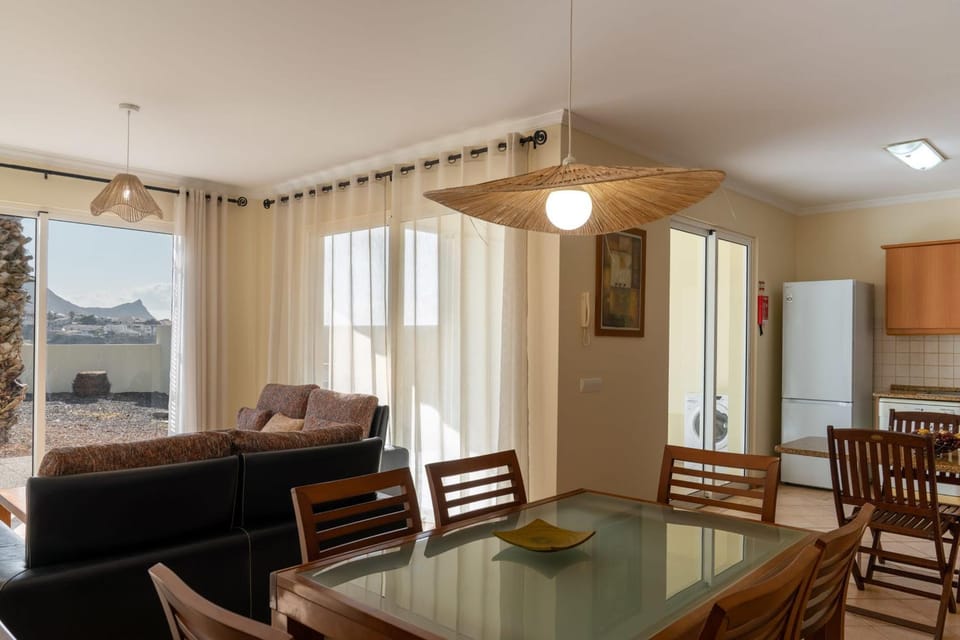 Kitchen or kitchenette, Living room, Seating area, Dining area