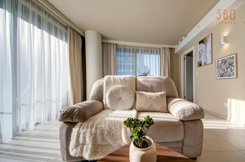 Bed, Living room, Photo of the whole room, Seating area, Bedroom