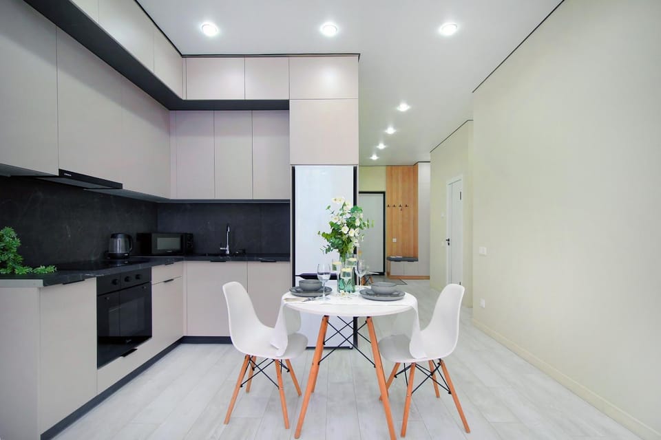 Kitchen or kitchenette, Dining area
