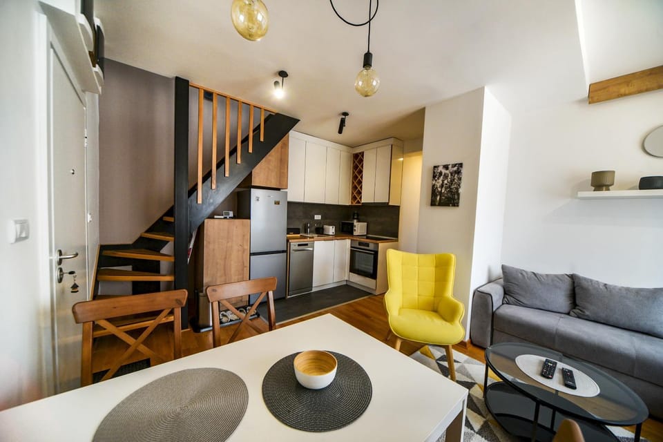 Kitchen or kitchenette, Dining area, stove