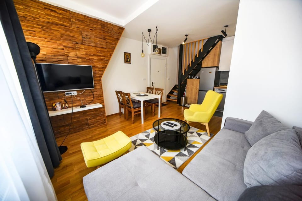 TV and multimedia, Living room, Seating area, Dining area