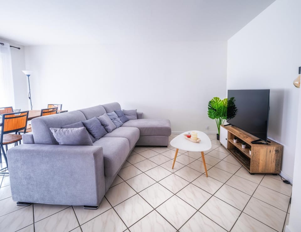 Bed, TV and multimedia, Living room, internet