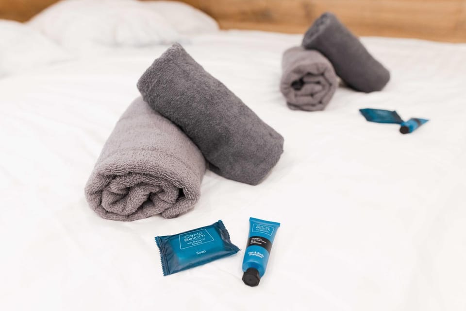 Bed, towels
