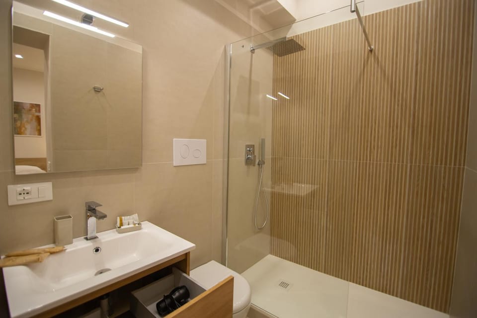 Shower, Toilet, Bathroom, towels