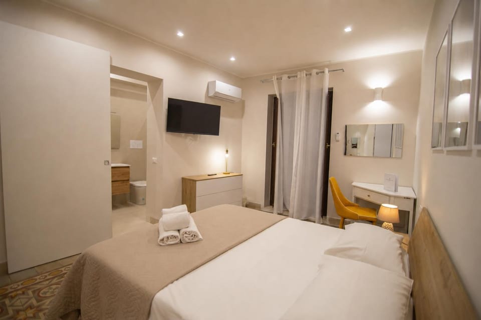 Bed, TV and multimedia, View (from property/room), Photo of the whole room, Decorative detail, Bedroom, air conditioner