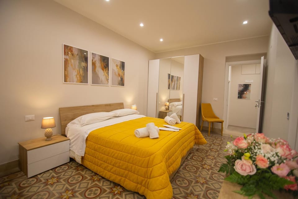 Bed, Photo of the whole room, Decorative detail, Bedroom