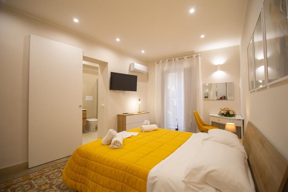 Bed, TV and multimedia, Photo of the whole room, Bedroom, wardrobe