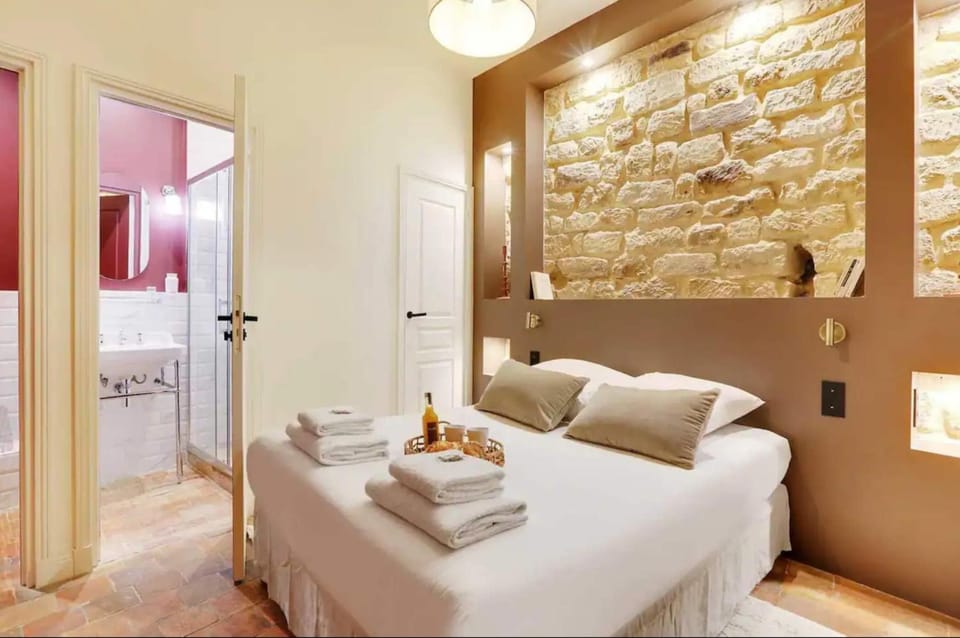 Bed, Bedroom, towels
