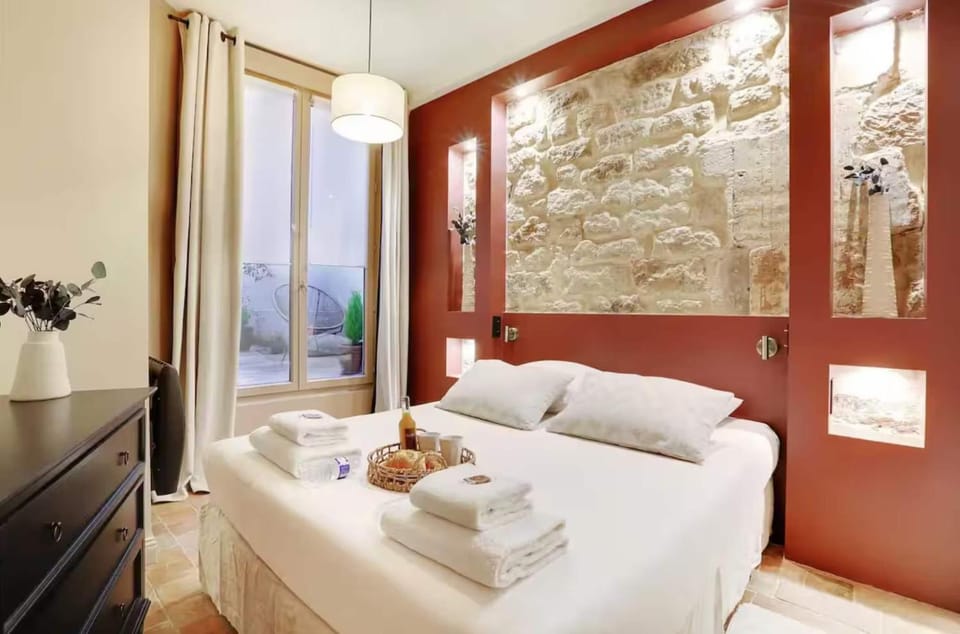 Bed, Bedroom, towels