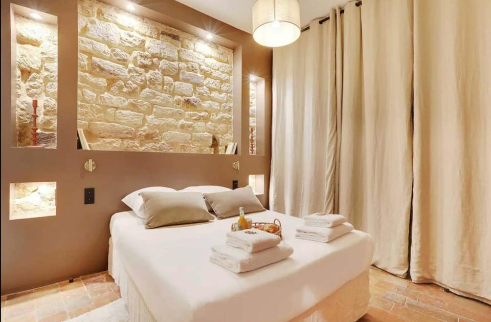 Bed, towels