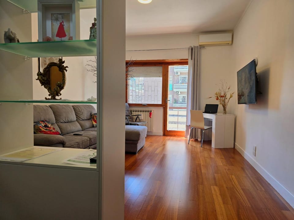 TV and multimedia, Balcony/Terrace, Living room, Seating area